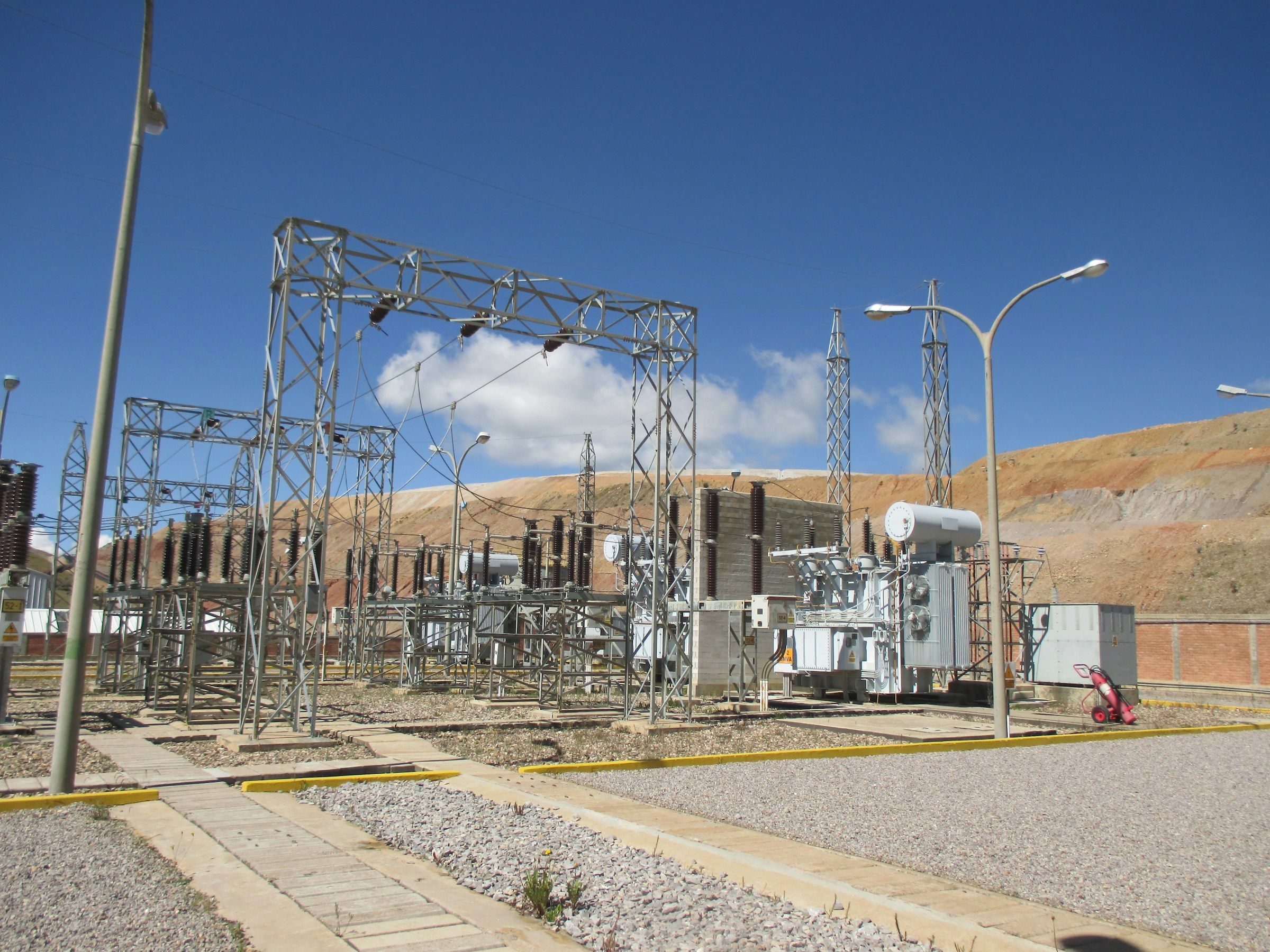 Subestação de energia elétrica em área aberta